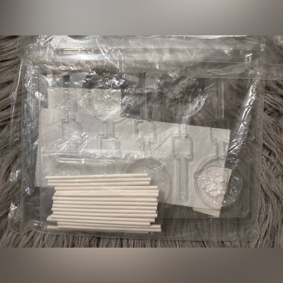 NEW set of 3 chocolate lollipops molds: soccer balls & heart shapes with sticks - Picture 7 of 12